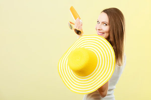 Frau mit Sommermütze trägt Sonnenbrille Sonnencreme — Stockfoto