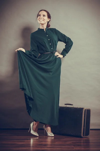 Mujer de estilo retro con maleta vieja —  Fotos de Stock