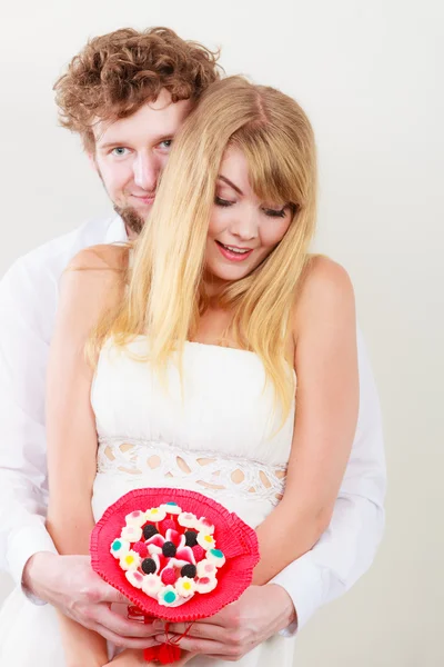 Una pareja cariñosa con flores de caramelo. Amor. . — Foto de Stock