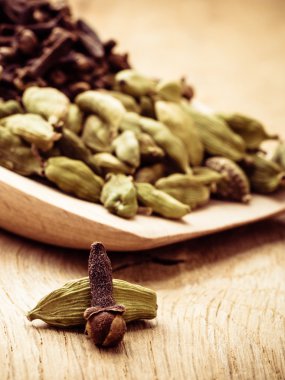 tahta kaşık karanfil ve kakule bakla