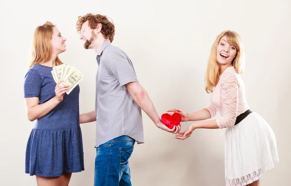 Hinterhältiger Mann mit zwei Frauen — Stockfoto