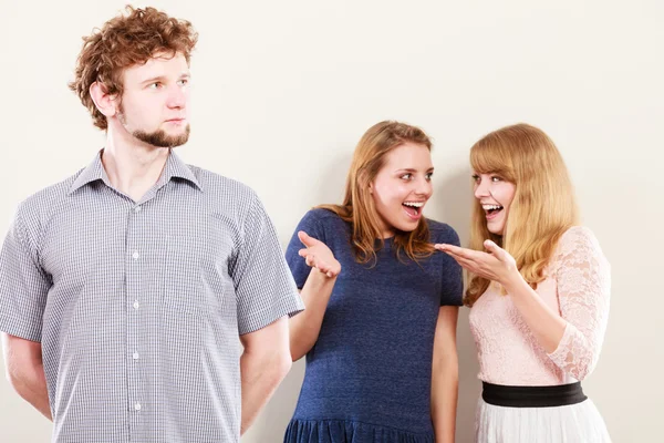 İki kadın adam hakkında dedikodu konuşmak.