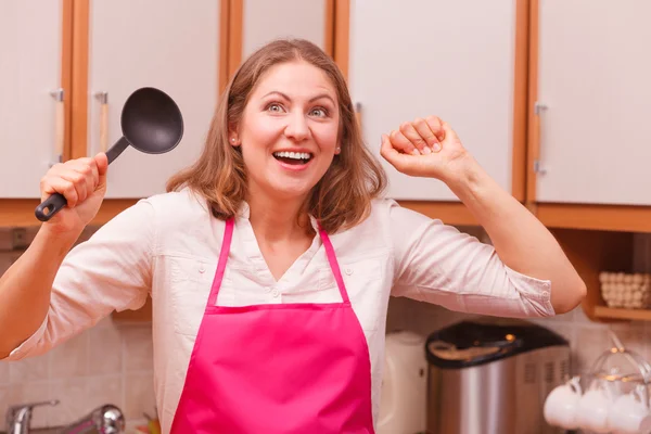Домохозяйка с ковшем на кухне — стоковое фото