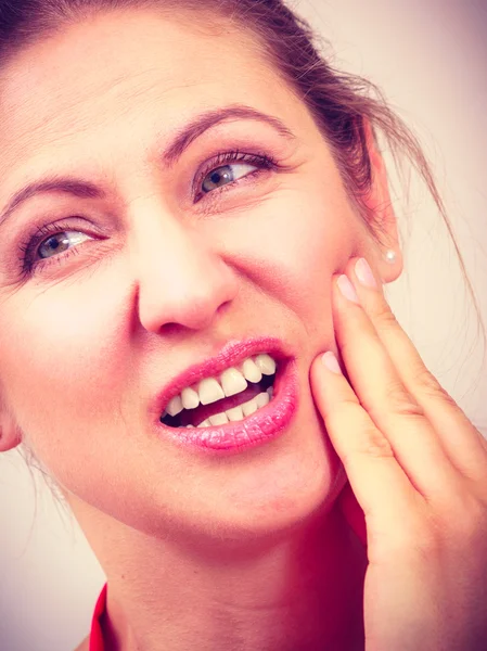 Mujer que sufre de dolor de muelas dolor de dientes . — Foto de Stock