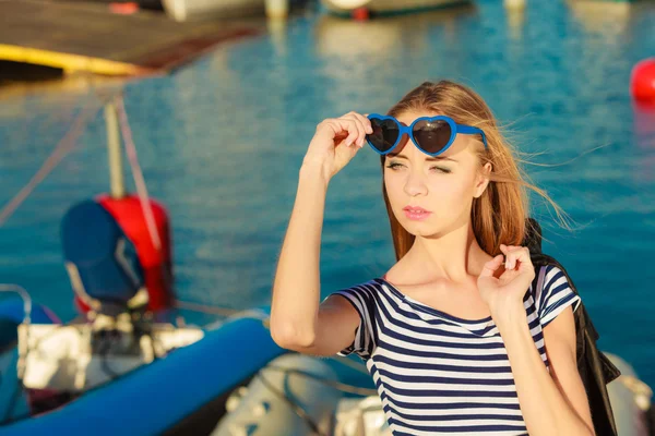 Menina desfrutando de brisa de verão ao ar livre na marina — Fotografia de Stock