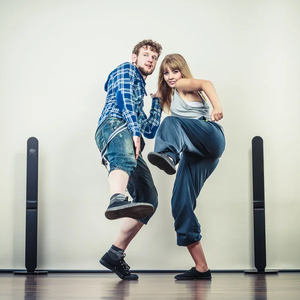 Para młody mężczyzna i kobieta taniec hip-hop — Zdjęcie stockowe