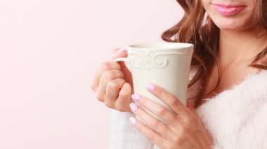 Sonbahar kadın kupa kahve sıcak içecek ile tutar