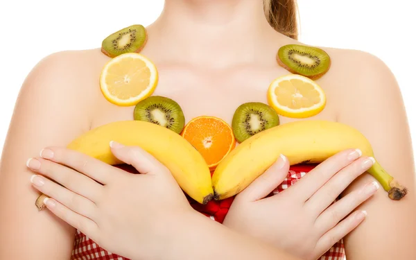 Dieet. meisje met ketting van verse citrusvruchten geïsoleerd — Stockfoto