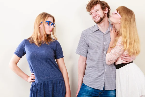 Mulher ciumenta com casal feliz — Fotografia de Stock