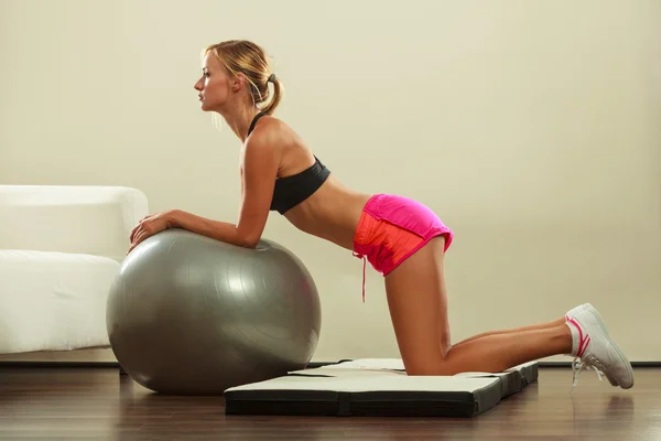 Woman doing fitness exercises with fit ball — Stock Photo, Image