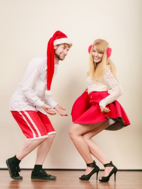 Gülümseyen iki santa claus şapka içinde. Noel.