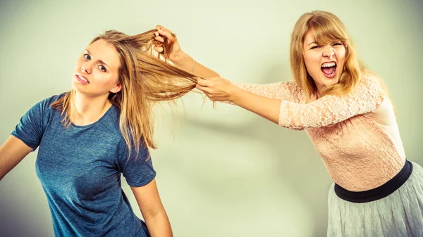 Mujeres locas agresivas peleando entre sí . — Foto de Stock