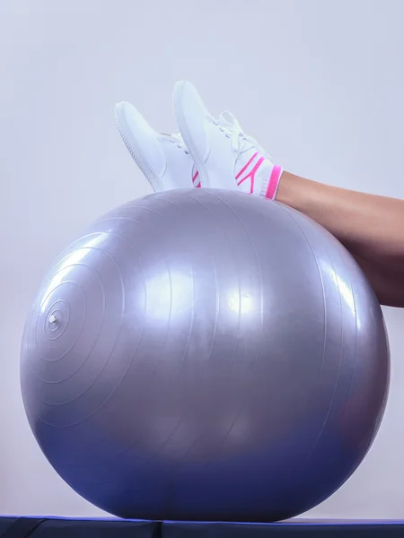 Kvinna göra fitnessövningar med passa bollen — Stockfoto