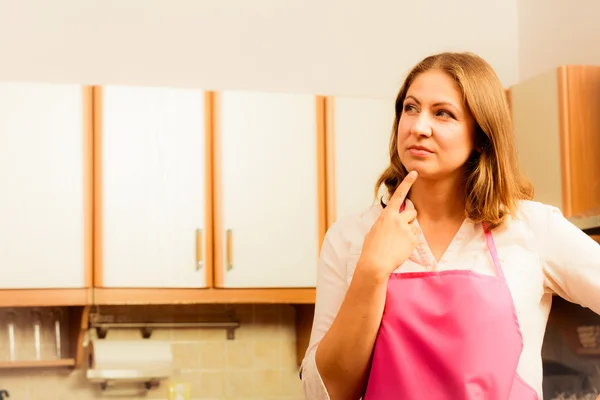Thinking housewife at home — Stock Photo, Image