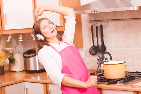 Dona de casa cozinheiro na cozinha — Fotografia de Stock