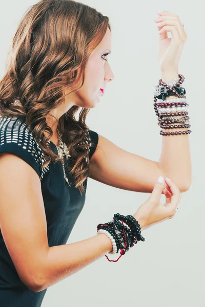 Mujer con joyas en vestido de noche negro —  Fotos de Stock