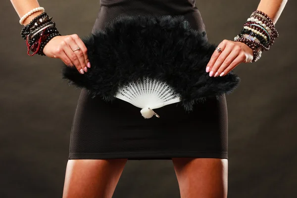 Robe de soirée femme avec ventilateur noir à la main — Photo