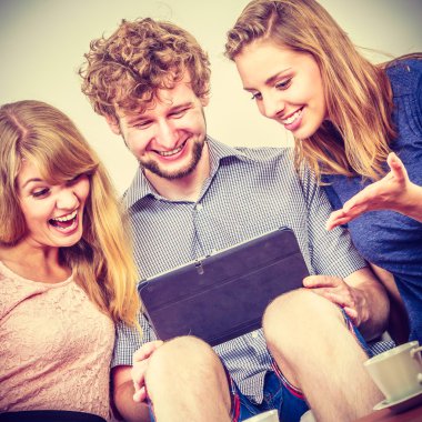 Arkadaşlar internet tablet üzerinde tarama rahatlatıcı.