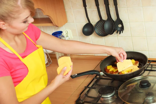 Frau braten paniertes Schweineschnitzel auf Pfanne. — Stockfoto