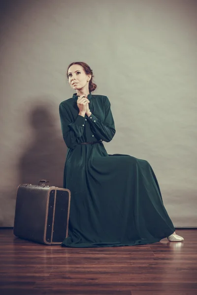 Mujer de estilo retro con maleta vieja —  Fotos de Stock