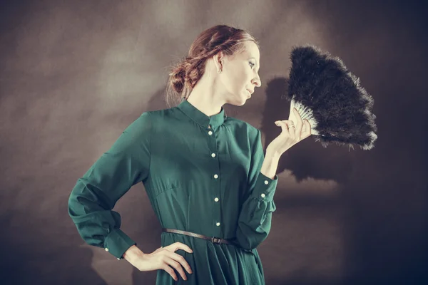 Vintage dama con abanico de plumas en la oscuridad —  Fotos de Stock