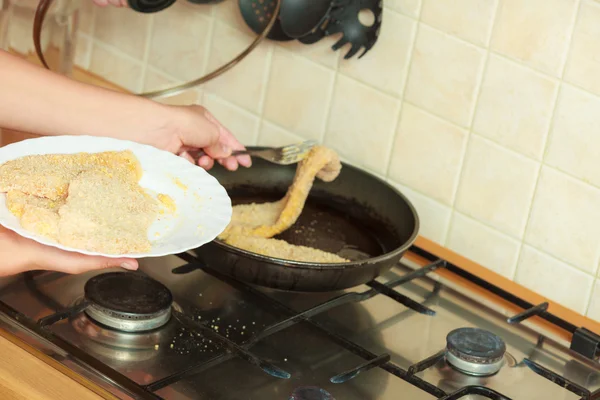 Human frying breaded chicken cutlet. — Stock Photo, Image