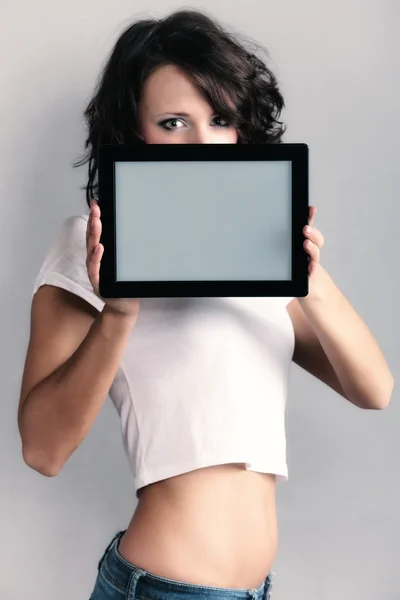 Sexy dívka ukazuje kopírování prostor na tabletu touchpad — Stock fotografie