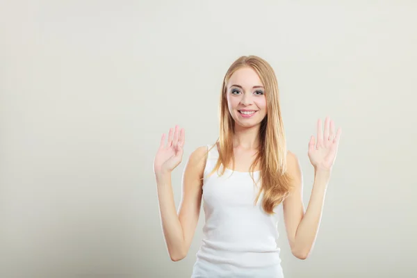 Blond tjej sprida händer med glädje — Stockfoto