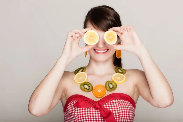 Dieet. meisje met ketting van verse citrusvruchten — Stockfoto