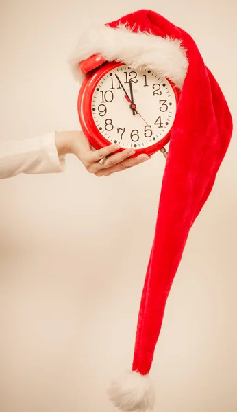 Close-up van vrouw met wekker. Kersttijd. — Stockfoto