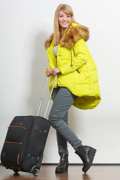Ευτυχισμένος νεαρή γυναίκα στην ζεστό μπουφάν με βαλίτσα. — Φωτογραφία Αρχείου
