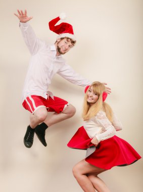 Mutlu aktif çift dans ve atlama.