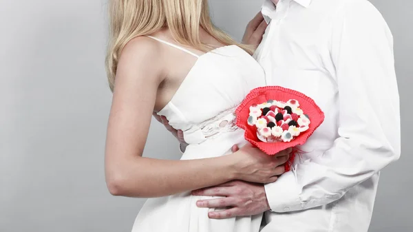 Nahaufnahme eines Paares mit Süßigkeiten-Strauß-Blumen. Liebe. — Stockfoto