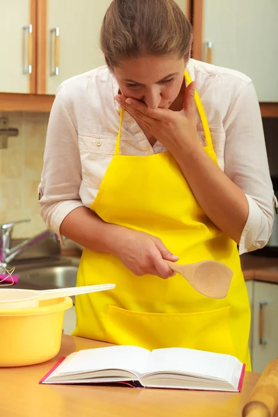 Ama de casa planificación y preparación de la comida — Foto de Stock