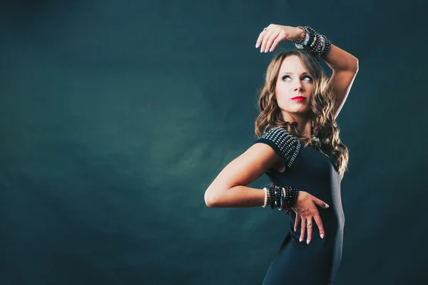 Mujer con joyas en vestido de noche negro —  Fotos de Stock