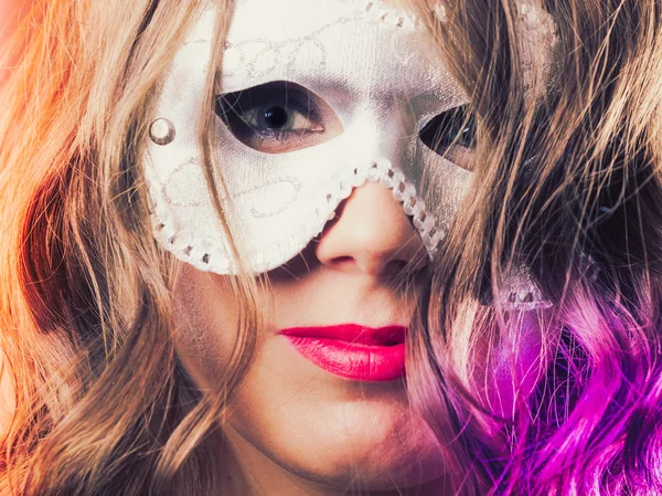 Frau mit Karneval venezianische Maske Nahaufnahme — Stockfoto