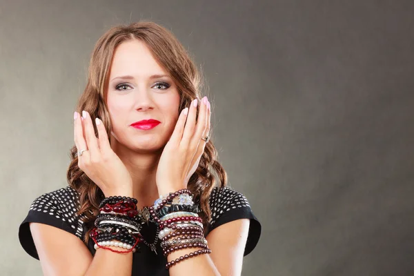 Frau mit Schmuck im schwarzen Abendkleid — Stockfoto