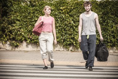 Mutlu çift erkek ve kadın spor çanta ile.