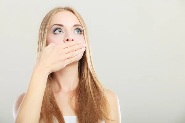 Verblüffte Frau bedeckt ihren Mund mit der Hand — Stockfoto