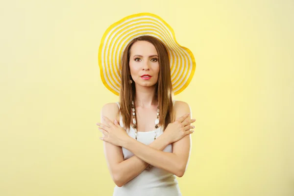 Kobieta w kapeluszu duży żółty lato. — Zdjęcie stockowe