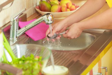 Mutfakta yıkama yapıyor kadın