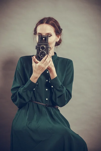 Frau im Retro-Stil mit alter Kamera — Stockfoto
