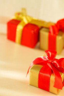 Küçük kırmızı ve altın kutular hediye ile yay bağlı