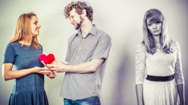 Aşık çift ile terk edilmiş kadın