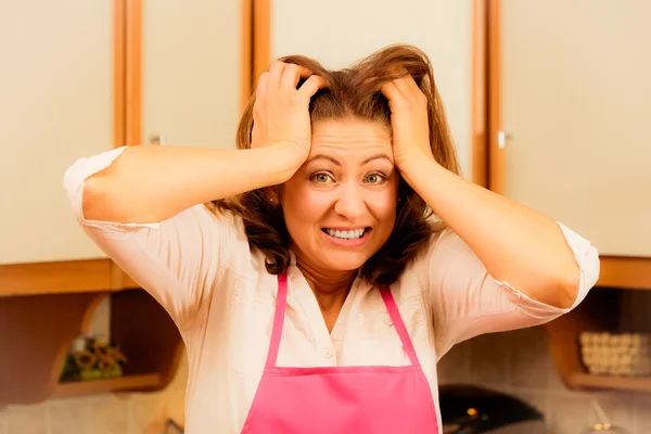 Dona de casa infeliz na cozinha — Fotografia de Stock