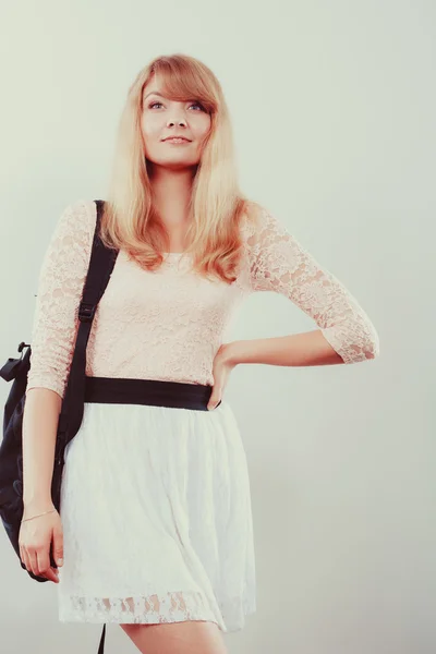 Vacker kvinna tjej student med ryggsäck. — Stockfoto