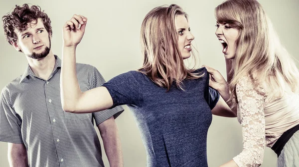 Mujeres locas agresivas peleando por el hombre . —  Fotos de Stock