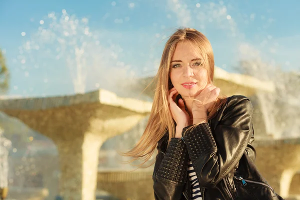 Mujer estilo casual posando contra la fuente de la ciudad —  Fotos de Stock