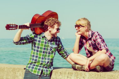 Genç adam onun kız arkadaşı açık gitar