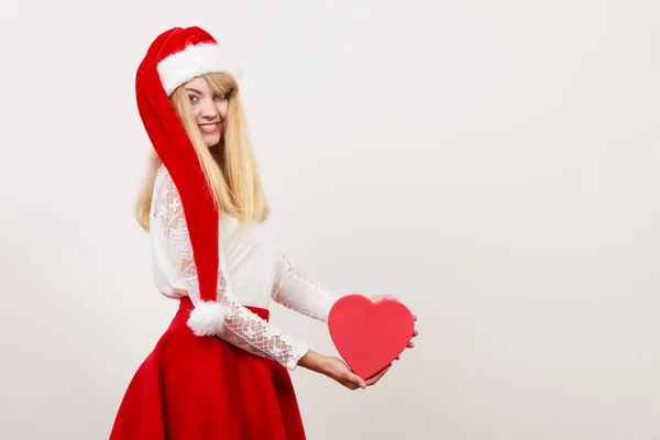 ハート ボックスと幸せなかわいい女性。クリスマス. — ストック写真